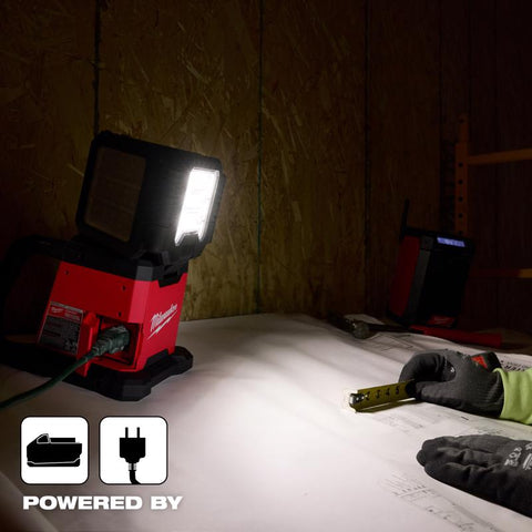Milwaukee Tri-Panel FLD Light