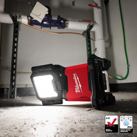 Milwaukee Tri-Panel FLD Light