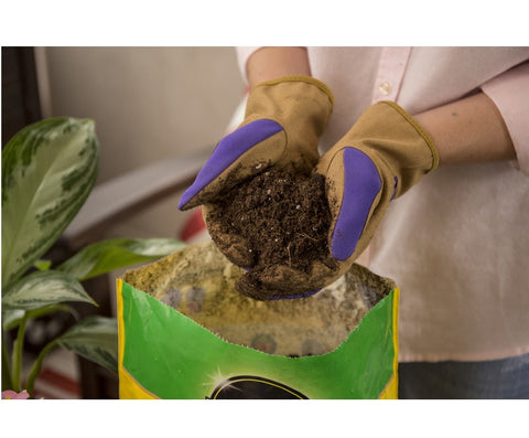 Miracle-Gro Potting Mix with Fertilizer, 16 Quart